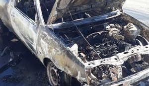 Picape incendeia na AL-101 Norte, no bairro de Jacarecica