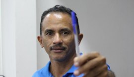 Autor de ‘Caneta azul’ organiza turnê na Europa: ‘andar pelo mundão’