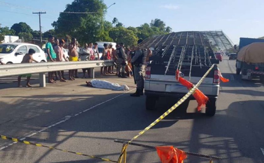 Homem de 60 anos tenta atravessar AL-101 Sul fora da faixa e morre atropelado