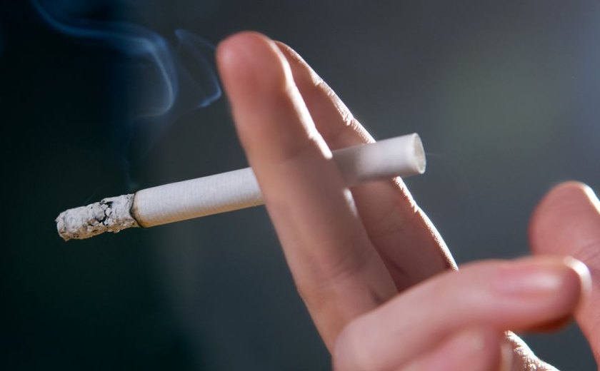 Indústrias do cigarro nos EUA atendem à Justiça e alertam: 'fumar mata mais que a aids'