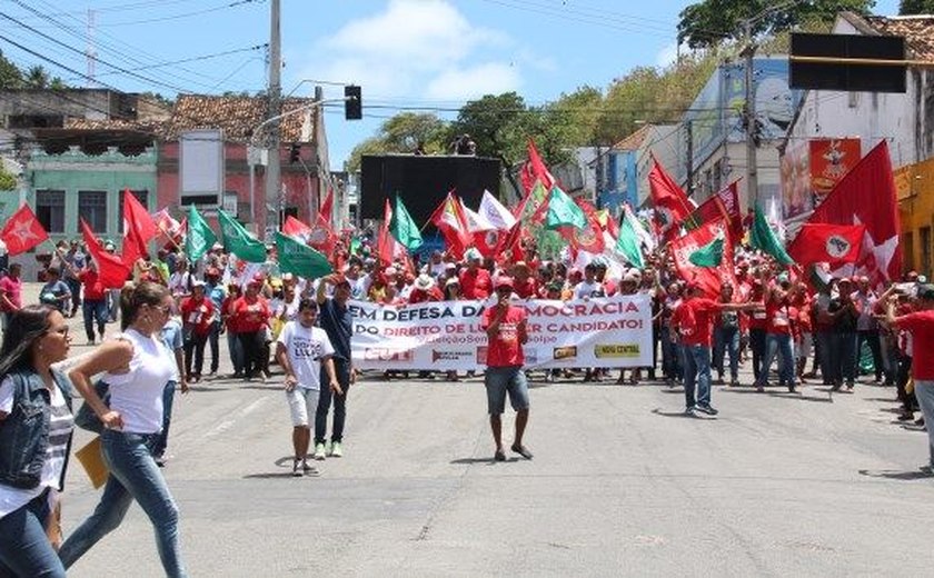 Milhares vão às ruas em Maceió para defender candidatura de Lula