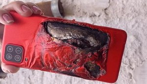 Celular explode enquanto criança de 6 anos assistia vídeo