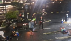 Carro invade estacionamento de shopping deixando três feridos