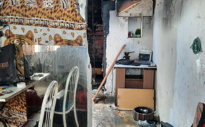 Homem coloca fogo na própria casa no Conjunto Novo Mundo em Maceió