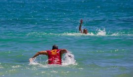 Guarda-vidas salvam pai e filho de afogamento na Praia do Francês