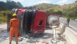 Motorista morre em tombamento de caminhão na BR-104 em Flexeiras