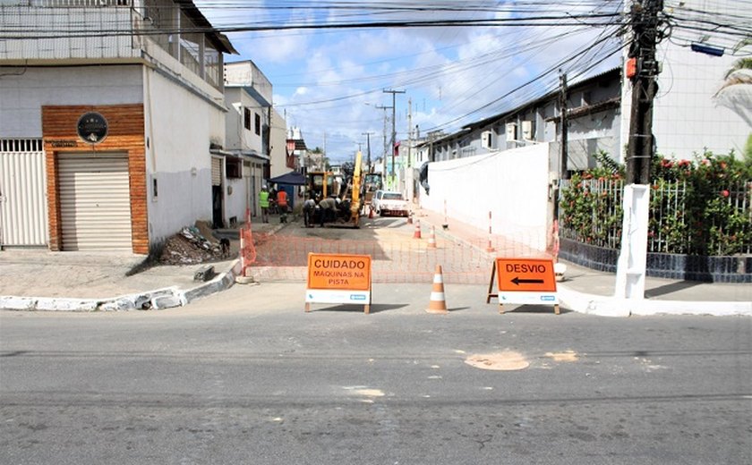 Casal e Sanama interditam rua para obra de esgoto no Antares