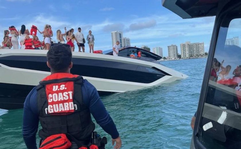 Iate afunda próximo de Miami Beach e mais de 30 pessoas são resgatadas