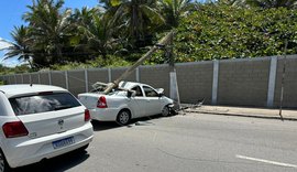 Mulher de 46 anos bate carro em poste no Trapiche da Barra