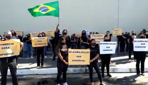 Trabalhadores fazem ato público por flexibilização de horários em shoppings
