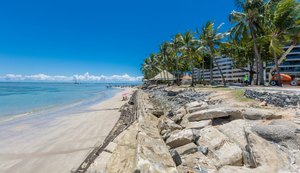 Estudo identifica 11 pontos de erosão na costa marítima e Prefeitura de Maceió decreta situação de emergência