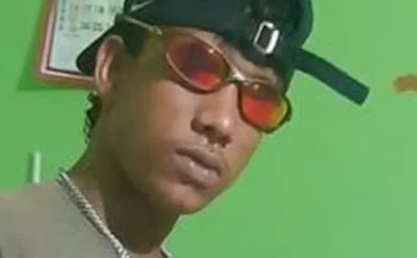 Jovem é assassinado a tiros e corpo é encontrado em terreno baldio