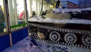 Homem embriagado rouba tanque e invade mercado em cidade da Rússia
