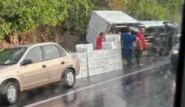 Caminhão com carga de queijo tomba na BR-316 em Satuba