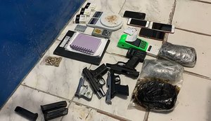 Casal é detido com cerca de 3 kg de droga e quatro armas de fogo em Guaxuma