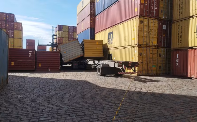 Caminhoneiro morre esmagado por contêiner em terminal do Porto de Santos