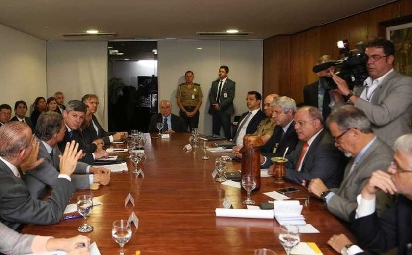 Temer participa de reunião do gabinete de crise em Brasília