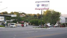 Jovem é encontrado morto em terreno baldio com sinais de apedrejamento