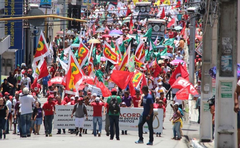 Ato contra reformas do governo federal reúne cerca de mil pessoas em Maceió