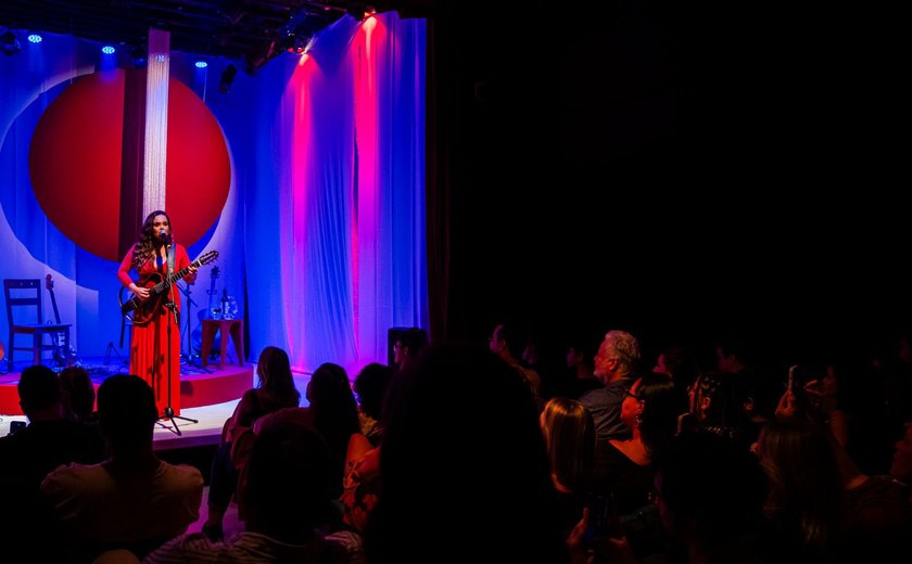 Sucesso absoluto: Fernanda Guimarães volta ao Theatro Homerinho com show 'Meu Som Djavan'