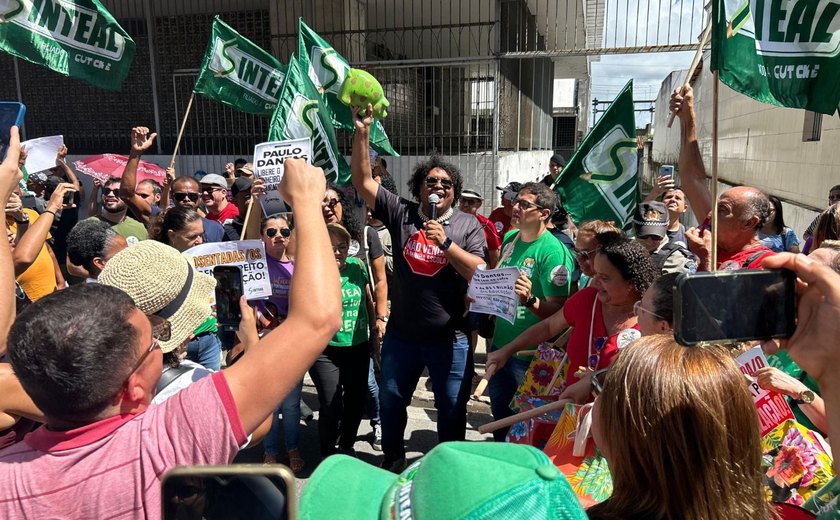 Ato do Sinteal na porta da Sefaz marca mais um dia de Greve na Educação