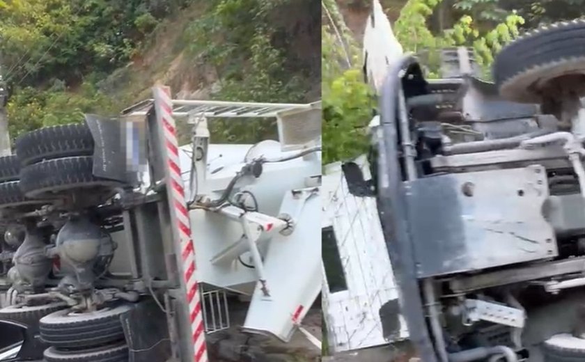 Caminhão betoneira tomba em trecho da Avenida Pierre Chalita, em Maceió