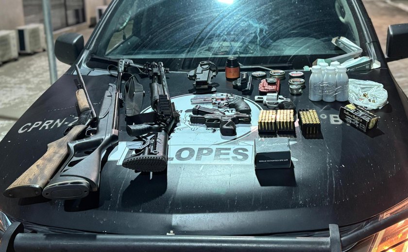 Polícias apreendem arsenal e prendem dupla durante operação em Ibateguara