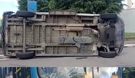 Ambulância que transportava gestante capota após colidir em ônibus em Maceió