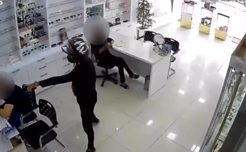 Imagem de videomonitoramento flagra assalto em ótica no Centro de Arapiraca