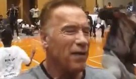 Arnold Schwarzenegger leva chute nas costas durante evento na África do Sul