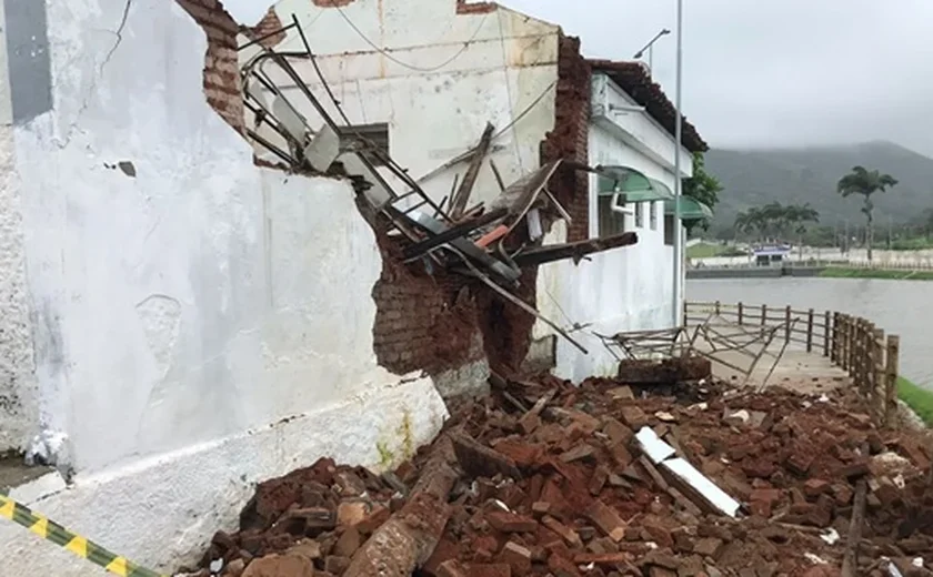 Estrutura de imóvel desaba em Palmeira dos Índios, mas ninguém fica ferido
