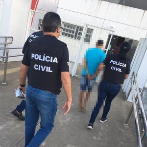 Polícia prende acusado de tráfico e aprende arma e droga em Colônia de