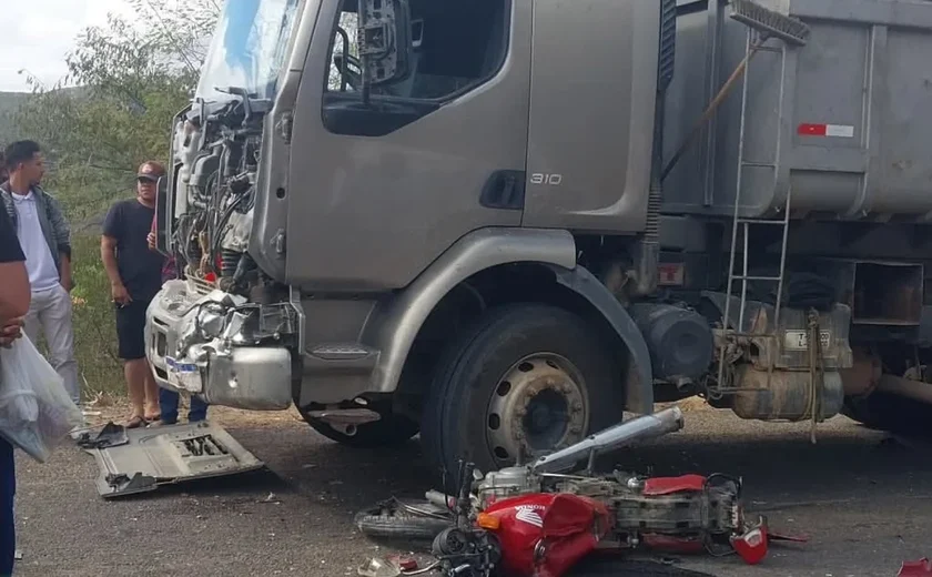 Motociclista morre em colisão contra caminhão caçamba na AL-145
