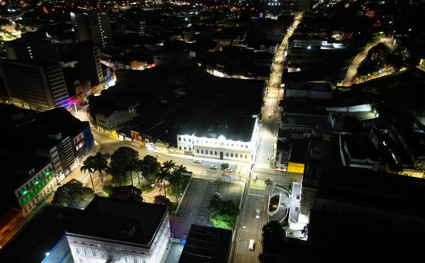 Ruas do Centro de Maceió têm iluminação pública modernizada com tecnologia LED