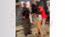 Policial é gravado puxando mulher pelos cabelos e batendo nela com um pedaço de madeira