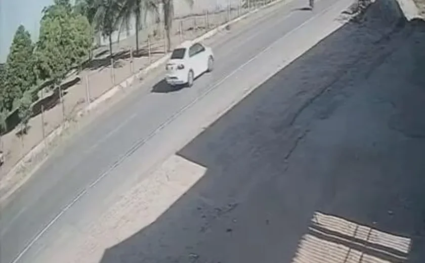Homem morre após ser atingido por carro enquanto trafegava em ciclomotor na AL-110