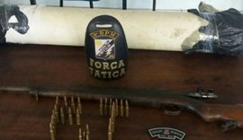 Fuzil e munições são encontrados enterrados em quintal de casa