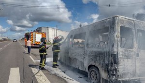 Van que transportava estudantes de Arapíraca para São Sebastião pega fogo na AL-110