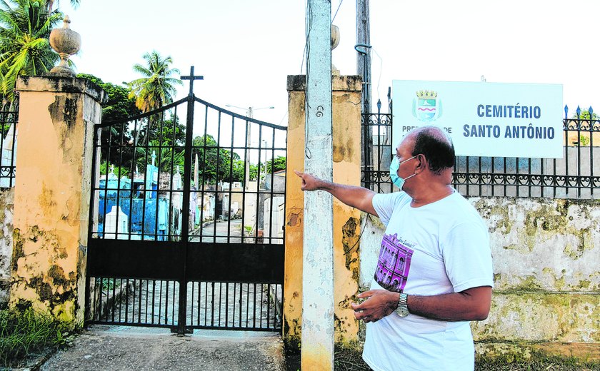 Cemitério de Santo Antônio em Bebedouro está abandonado