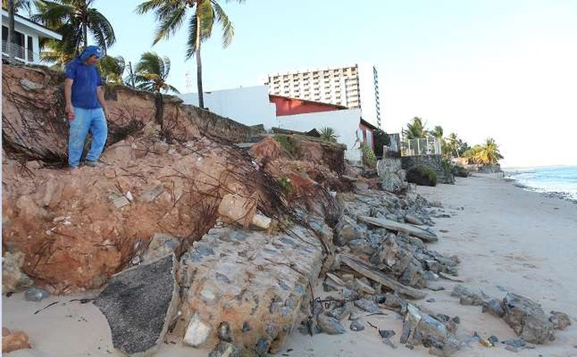 Mar avança e atinge imóveis no Litoral Norte de Maceió