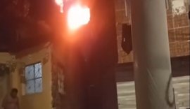 Incêndio destrói móveis e deixa casa com risco de desabamento no Jacintinho