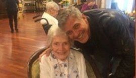 George Clooney realiza sonho de fã de 87 anos ao visitá-la em asilo