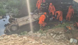 Carro capota e cai de ponte em construção na AL-115, em Palmeira dos Índios