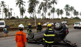 Carro capota e três ficam feridos no trecho do Francês