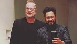 Em aparição rara, Luiz Fernando Guimarães vai com marido a premiação