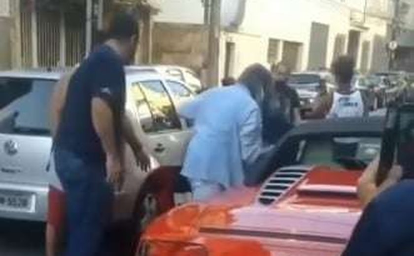 'Calhambeque' do Rei Roberto Carlos enguiça na Urca, zona sul do Rio