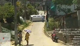 Kombi tomba e fica atravessada em rua ao tentar subir ladeira no bairro de Ipioca