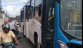 Colisão entre ônibus e caminhão provoca engavetamento de sete veículos