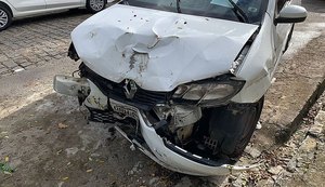 Homem e adolescente de 17 anos roubam carro de motorista por aplicativo e batem com veículo na fuga