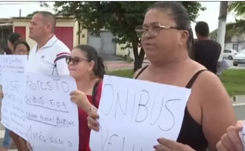 Moradores bloqueiam Avenida Josefa de Melo em protesto por melhorias no transporte coletivo de Maceió